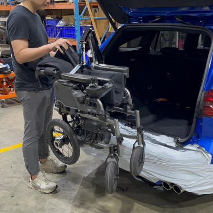 2024汽車尾門吊臂